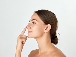 ¿Qué cuidados postoperatorios requiere una rinoplastia?